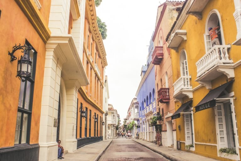 Guía Completa 2025: Comprar Propiedad en Colombia buying property in colombia