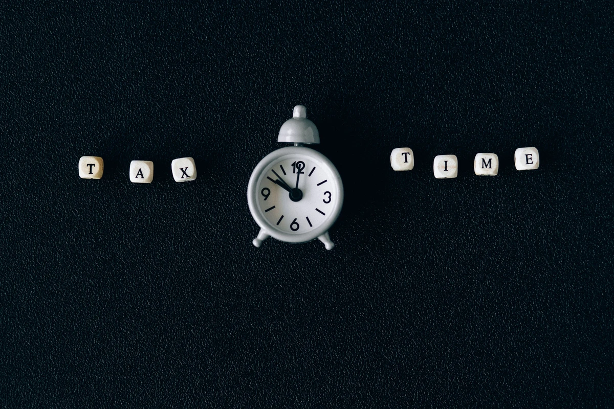 Alarm clock spelling out tax time, representing DIAN tax deadlines Colombia 2026