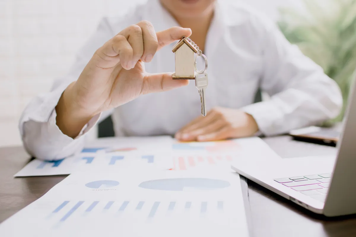 real estate investor visa Colombia - keys and investment documents