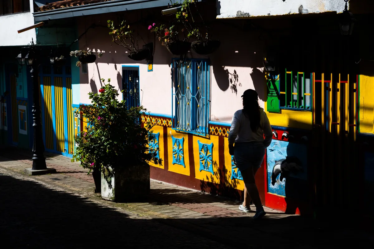 Colombian visa guide - traveler walking through a colorful Colombian town
