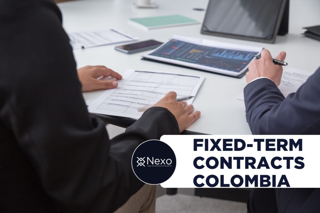 contrato a término fijo Colombia 2026 - employer reviewing employment contracts and renewal dates