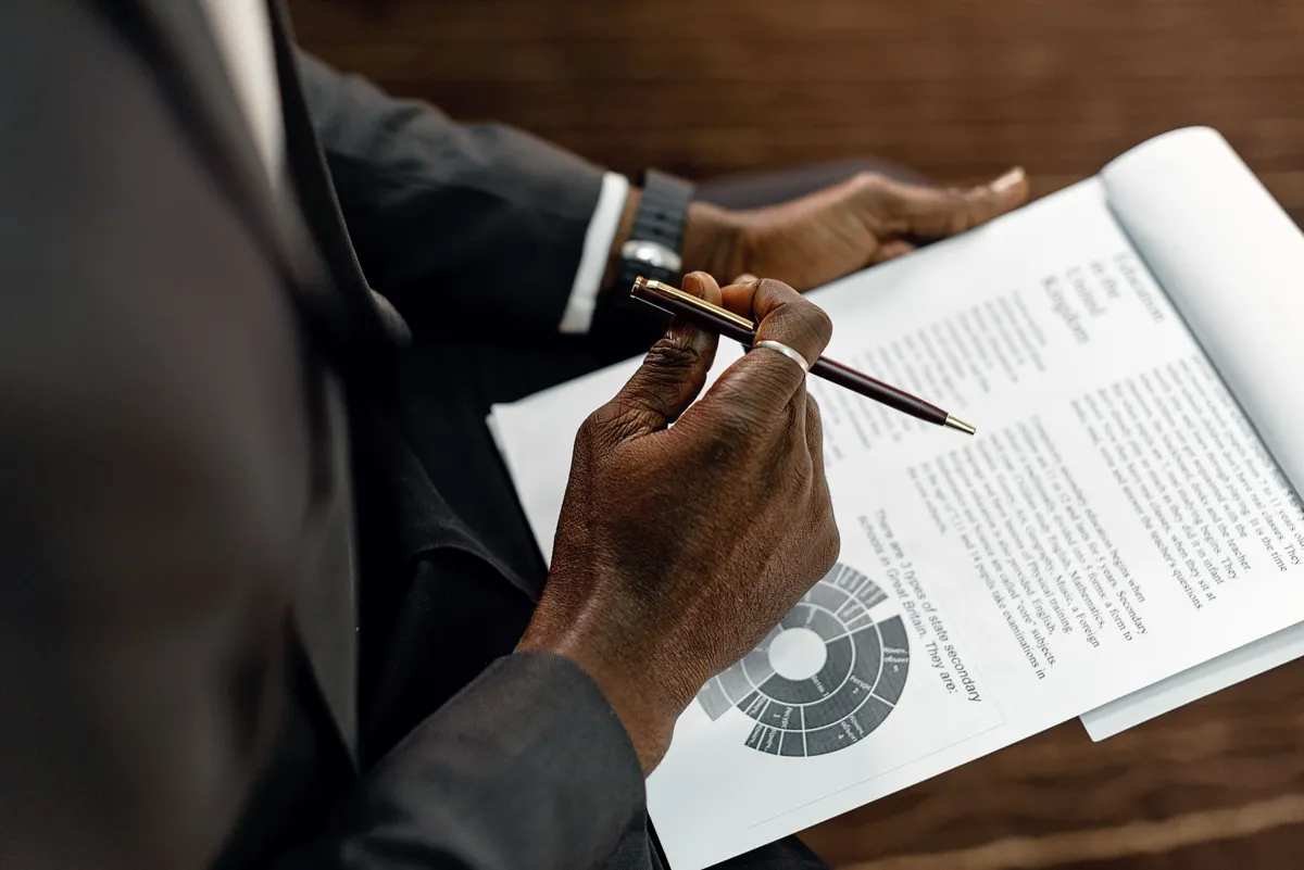 US Tariffs on Colombian Exports 2026: What We Know So Far reviewing an export contract clause on tariff cost allocation